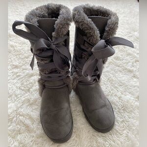 Women’s Gray Faux Fur Mid-Calf Boots With Lace Up Ribbon Ties Size 9/10